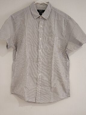 Forever 21 Men’s White & Blue Striped Short Sleeve Button-Up Shirt
